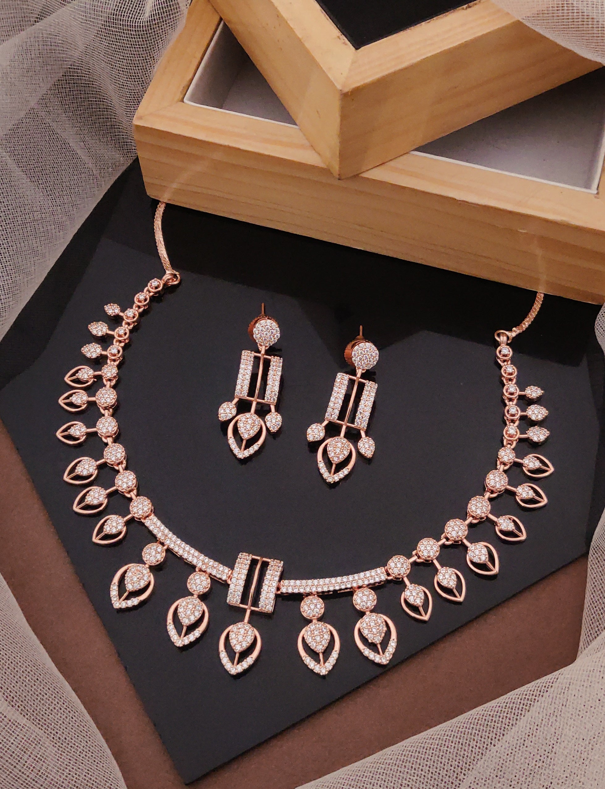 Jacqueline diamond necklace set (1)